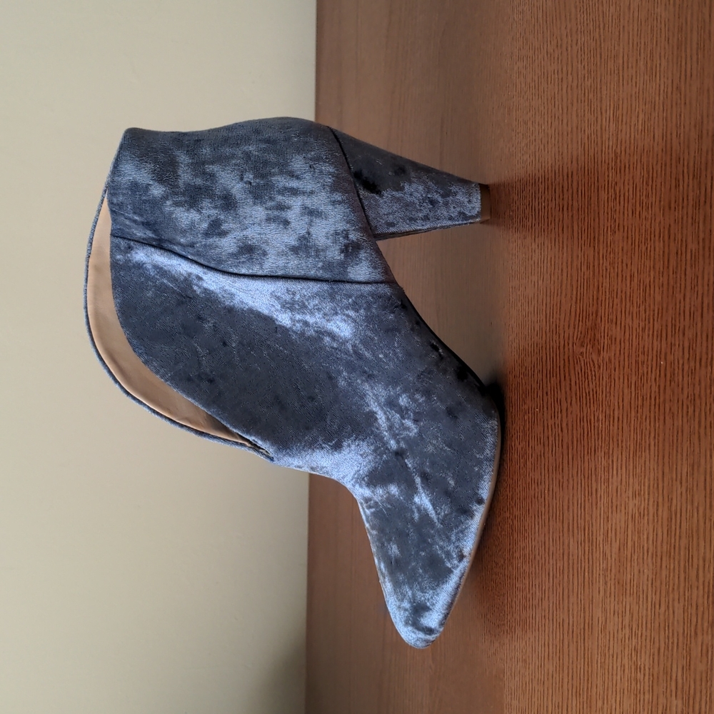 Vince Camuto Silver Blue Shade-Changing Reflective Velvet Heels